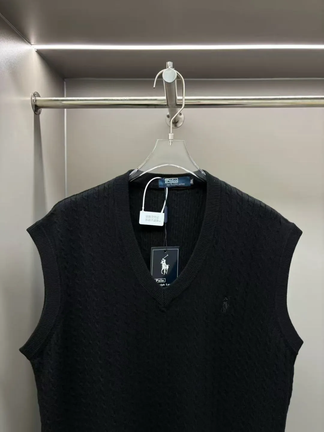 🅿️300 POLO Ralph Lauren's new embroidered wool vest. Original fabric. Official same style. Made of customized natural medium-thick imported wool gauze, very comfortable and smooth to the touch. Very wide and stylish. Produced by a first-line brand factory. Woven by imported machines. It is very soft and skin-friendly to wear. It will not deform after long-term wear. The latest autumn and winter style. Fashionable and personalized. Super versatile and good-looking. Very suitable for both men and women. A must-have style. Color: black, sapphire blue, gray Maroon Size: M-4XL